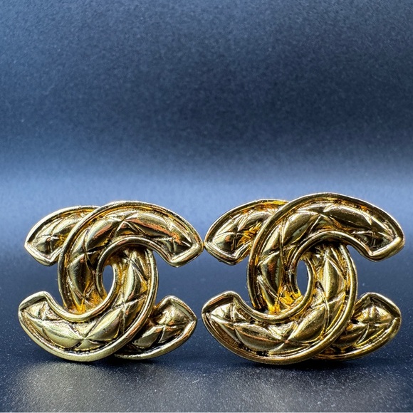 LOT 1492 24K gold plated CHANEL vintage matelasse CC JUMBO clip on earrings - Picture 3 of 15